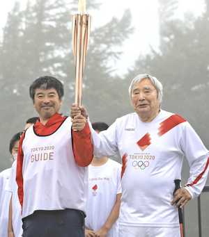 88-летний японский альпинист Юитиро Миура занес Олимпийский огонь на гору Фудзи