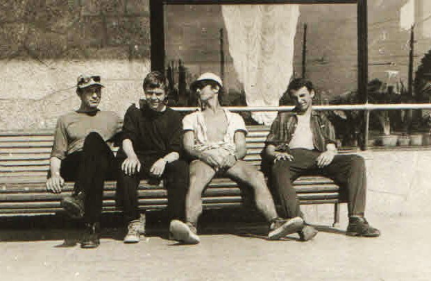 Справа-налево: А. Москальцов, Б.Андриенко, В.Антипов, Х.Вищенко. Отдых после завтрака