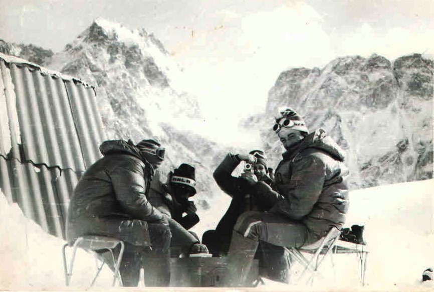 Справа-налево: А.Москальцов, В.Шопин, М.Туркевич, ? в лагере под п. Коммунизма на поляне Москвина. Зима 1986 года