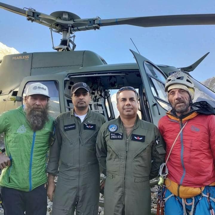 Напарники Рика: Жорди и Стефан были эвакуированы с первого лагеря вертолетами пакистанской армии