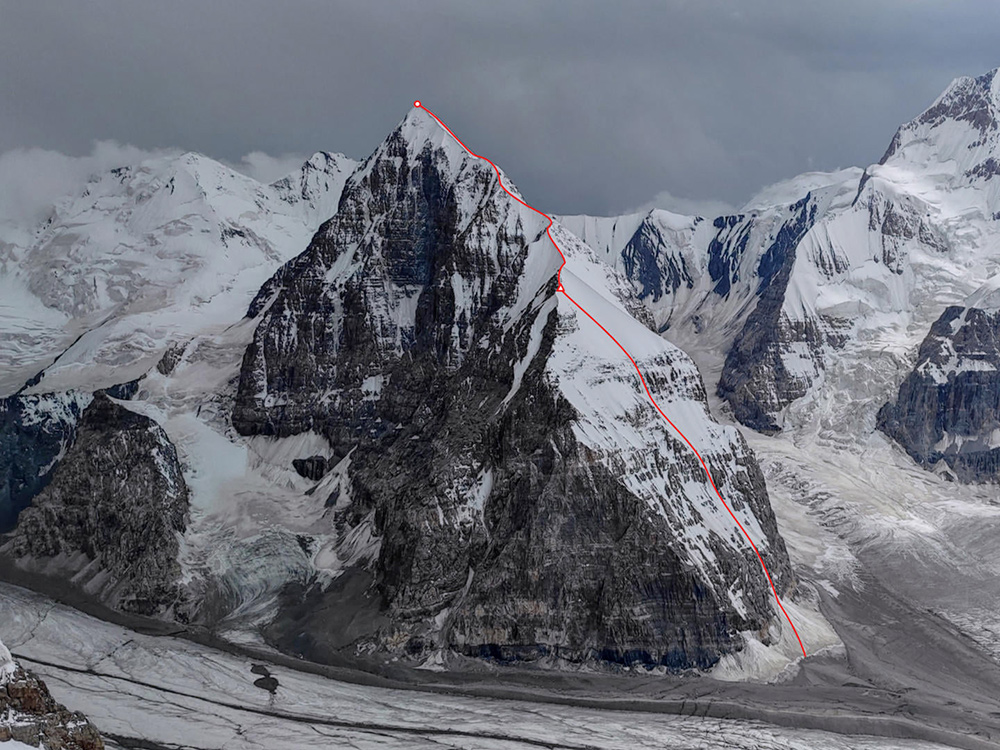 по северной стене и северному гребню 5482-метровой вершины пика Альпинист. Фото Кирилл Белоцерковский