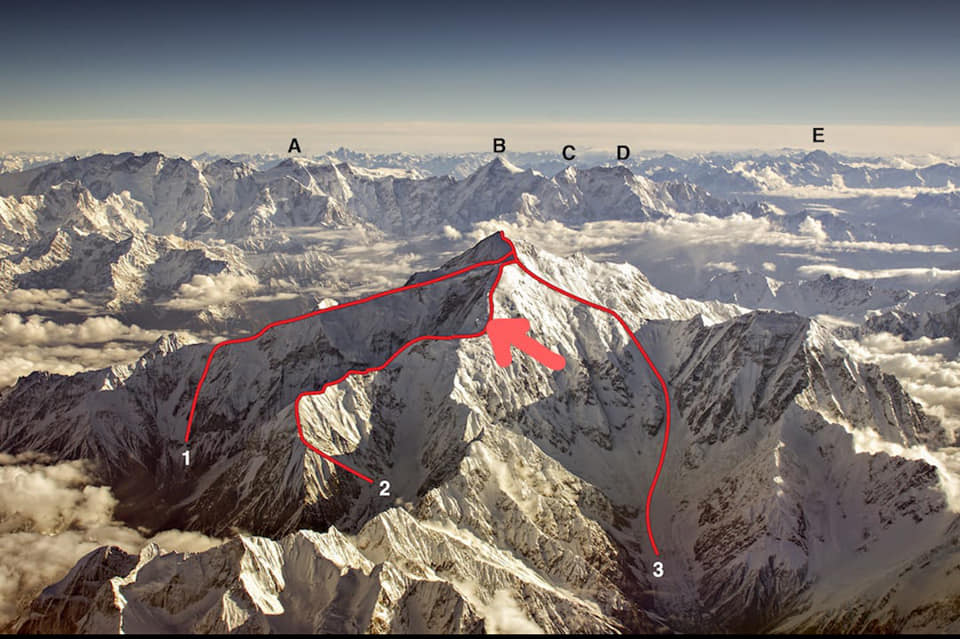 Ракапоши (7788 м) вид с юго-запада<br>Красной стрелкой отмечено место нахождения тройки альпинистов: Ваджидулла Нагри (Wajidullah Nagri), Петер Мачек (Peter Macek) и Якуб Вичек (Jakub Vlček)<br>(1) - маршрут по северо-западному гребню (1979 г.),<br>(2) - маршрут по юго-западному гребню (1958) <br>(3) - маршрут южной стены и юго-восточного гребня (2019).<br><br>На заднем плане вершины: (A) - Пасу (Pasu),  (B) - Шиспаре (Shispare), (C) - Боджохагур Дуанасир (Bojohaghur Duanasir), (D)  - Ультар (Ultar), (E)  - Карун Кох (Karun Koh)