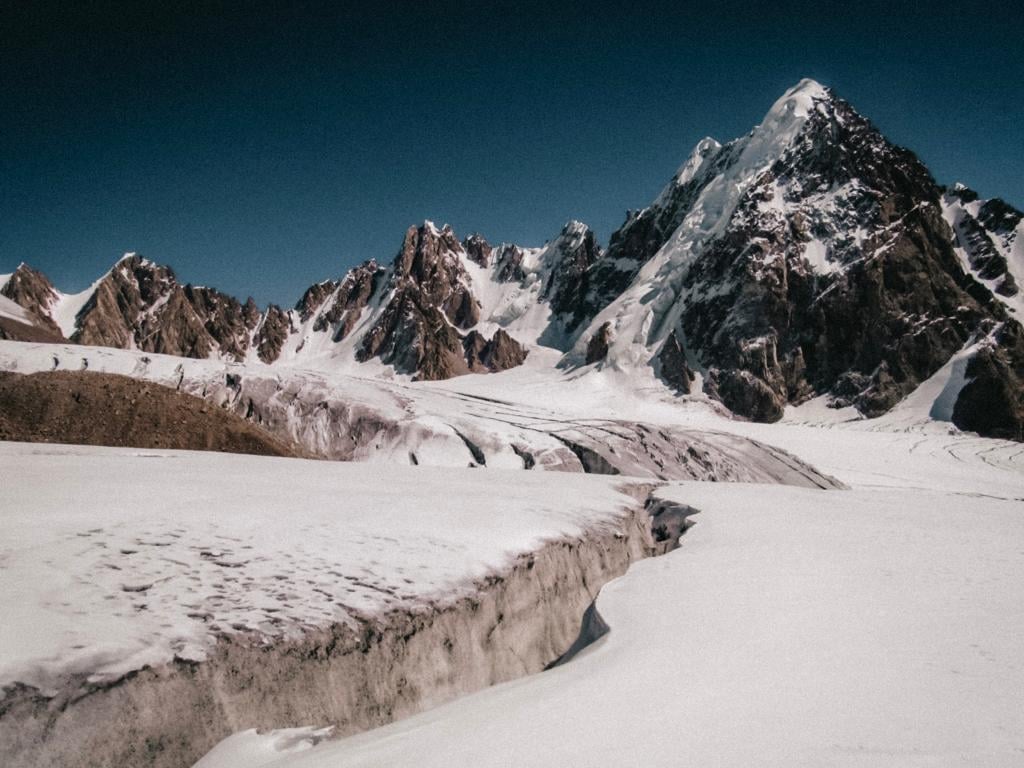 Гунж-е Сар Западная (Gunj-e Sar West, 6150 м) и ранее непокоренная вершина Пик Тридент (Trydent Peak) на заднем плане . Фото Andrzej Makaran