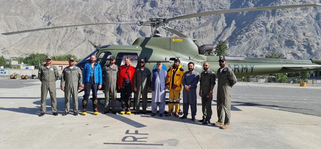 Пилоты вертолетов, спасенные альпинисты и представители местных властей. Фото: explorersweb . com