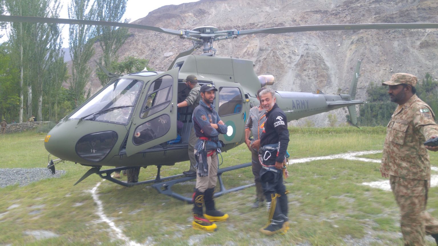 Спасатели: Абдул Джоши (Abdul Joshi) слева и Карим Хайят (Karim Hayat) готовятся к облету горы Ракапоши на вертолете. Фото: Karim Shah Nizari
