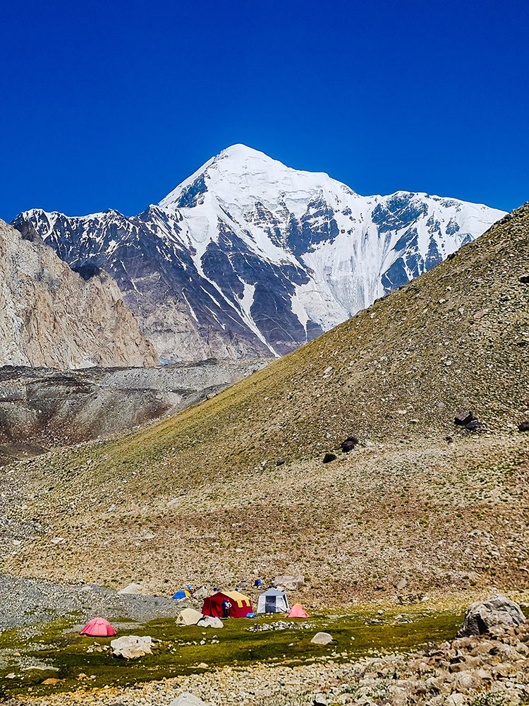 Вид на южную стену горы Лангута-е-Барфи (Languta-e-Barfi) высотой 6827 метров. Фото Archil Badriashvili