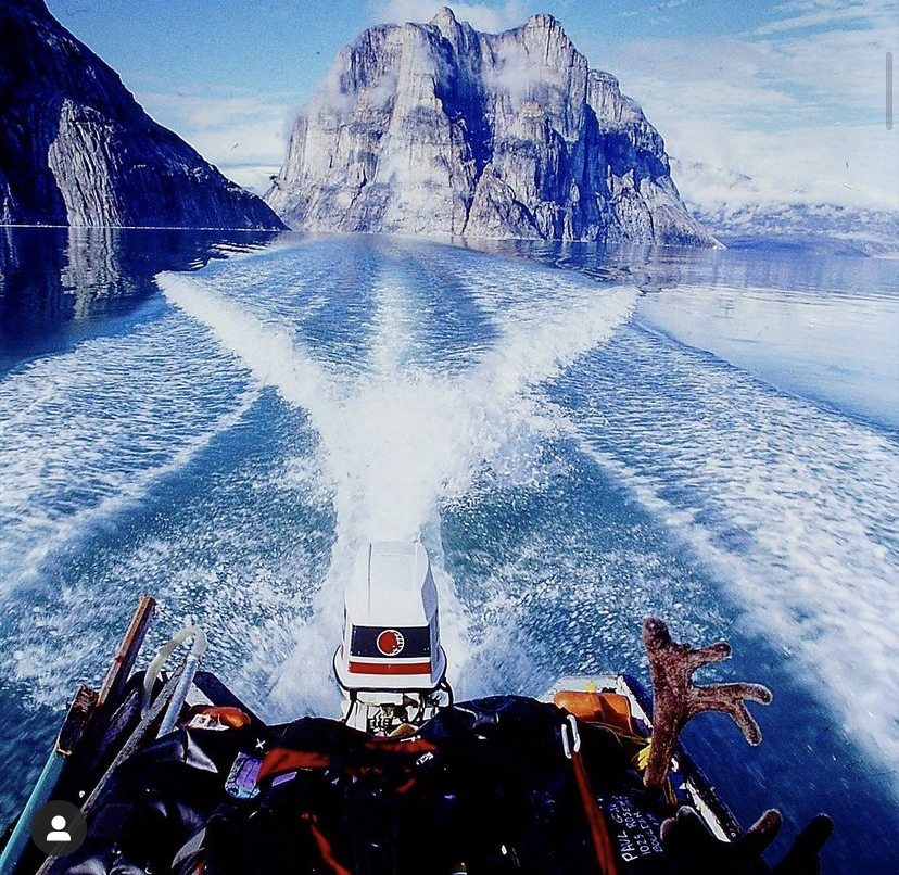  в водах фьорда появилась лодка с тремя инуитами-охотниками на карибу (северных оленей) и спасла альпинистов. Фото  Paul Gagner