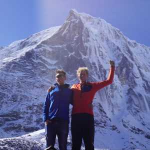 Британские альпинисты Том Ливингстон и Мэтт Глен совершают первое в истории восхождение по северо-восточному столбу горы Тенгкангпоче (6487м) в Непале