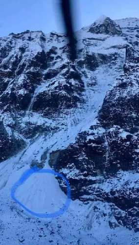 Следв сошедшей лавины в районе поиска пропавших французских альпинистов