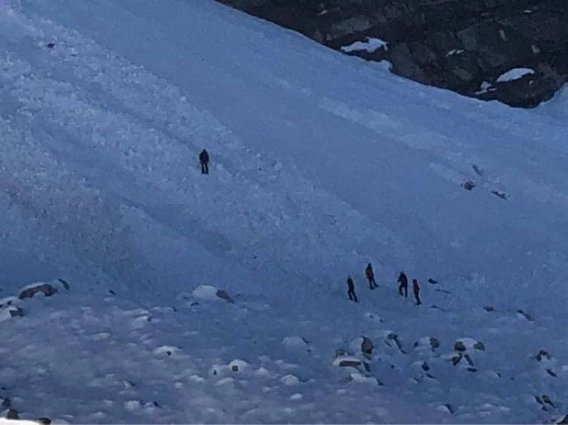 для трёх французов, которые пропали без вести у ледника Минбо-Ла (Minbo La), под горой Ама-Даблам