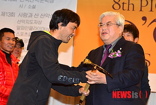Ясуси Яманой (Yasushi Yamanoi) получает награду Золотой Ледоруб Азии 2013 года (Piolets D