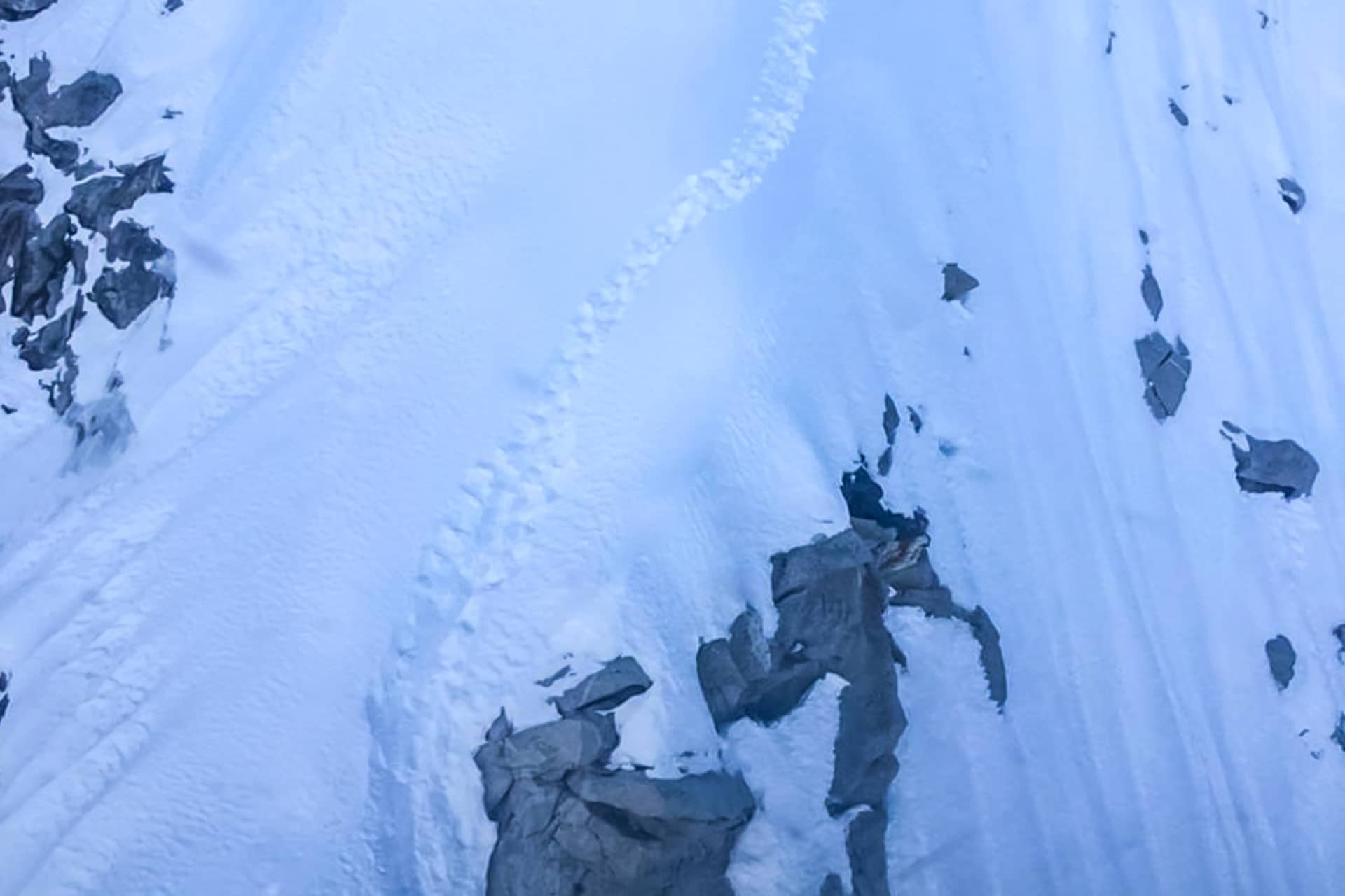 Последние следы пропавших альпинистов на склоне горы Мингбо Эйгер / Мингбо Идер (Mingbo Eiger / Minbo Ider, 6071 метров. Фото сделано с борта спасательного вертолета
