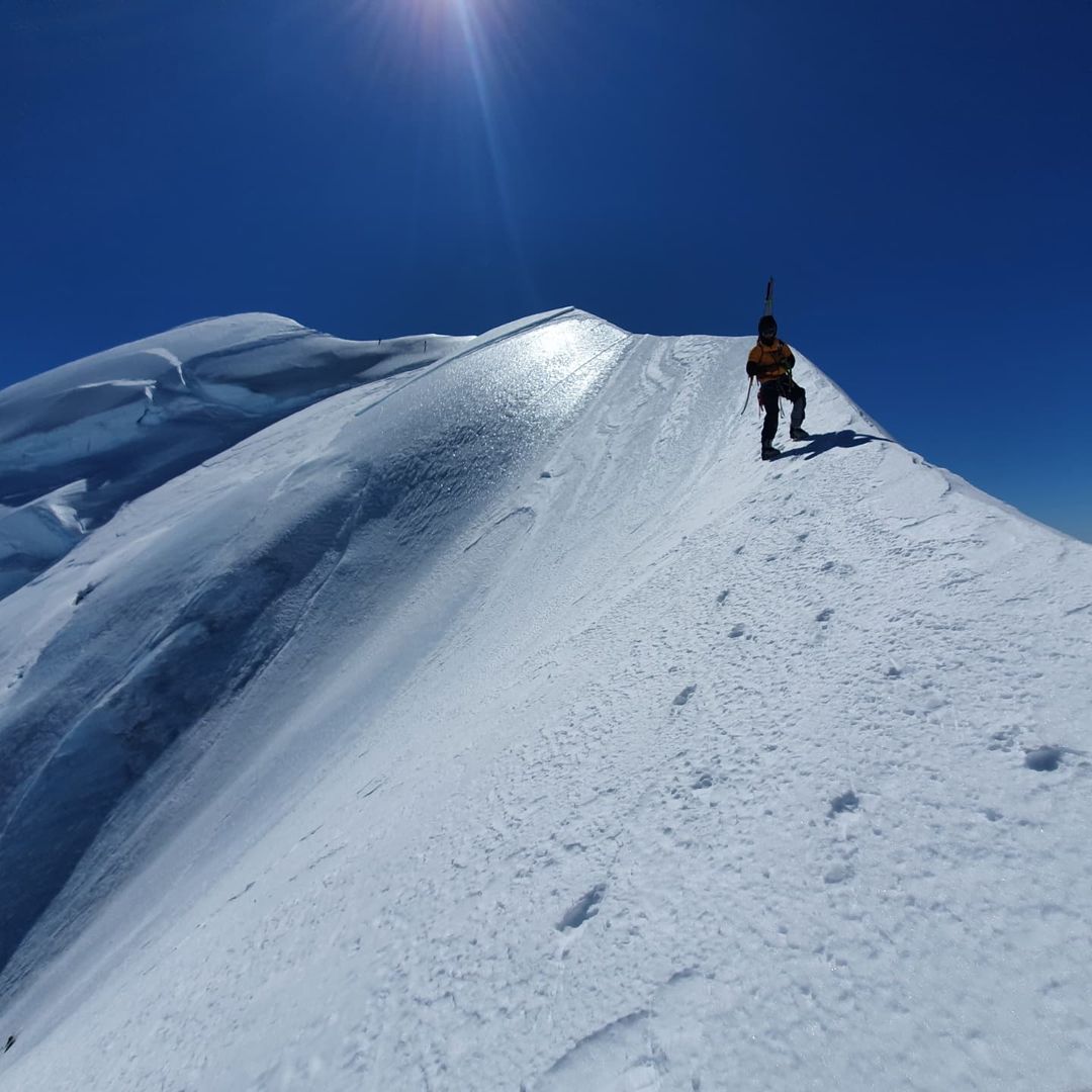 Джо Коллинсон (Joe Collinson), Уилл Раунтри (Will Rountree) и Сем  Смути (Sam Smoothy) совершили горнолыжный спуск по Юго-Восточной стене (стене Каролина/ Caroline Face), горы Кука (Аораки, Mount Aoraki / Mount Cook), высотой 3724 метров 