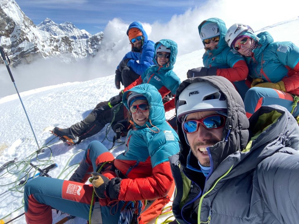 Женская альпинистская команда (EFA) при поддержке профессионального горного гида Пабло Эрраеса (Pablo Herraez) и руководителя программы EFA Марка Субирана (Marc Subirana) 