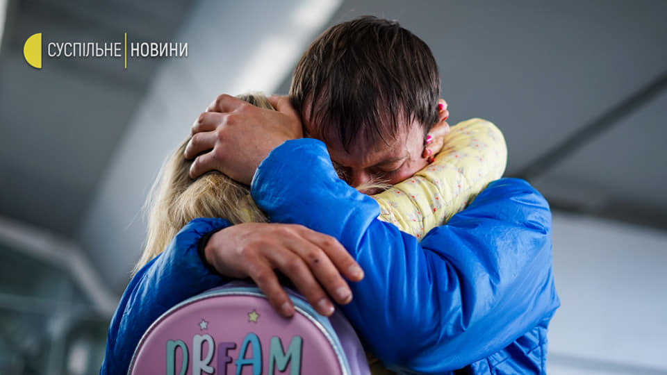 Михаил Фомин обнимает свою жену в аэропорту Борисполь. Фото Elisabeth Servatynska/Facebook