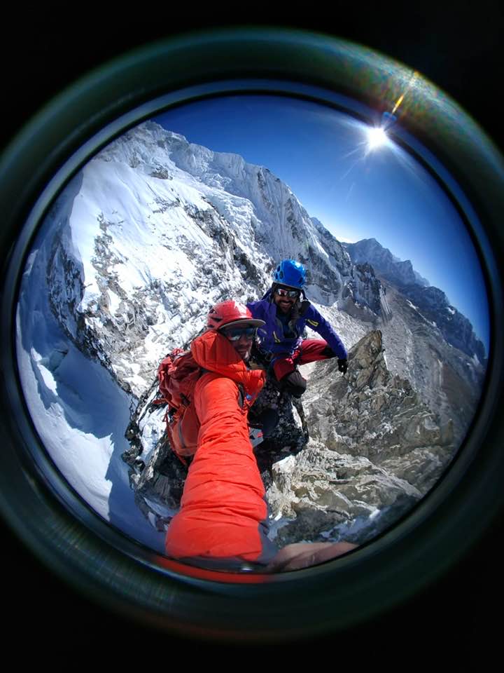 Жан-Марк Демоз (Jean-Marc Demoz) (на переднем плане) и Алан Батар (Alan Batard) у вершины скалистого выступа на пути ко второму высотному лагерю на Эвересте. Фото: Jean-Marc Demoz