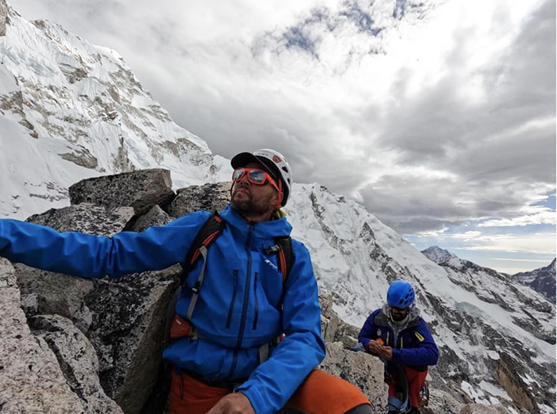 Жан-Марк Демоз (Jean-Marc Demoz) (на переднем плане) и Алан Батар (Alan Batard) у вершины скалистого выступа на пути ко второму высотному лагерю на Эвересте. Фото: Jean-Marc Demoz
