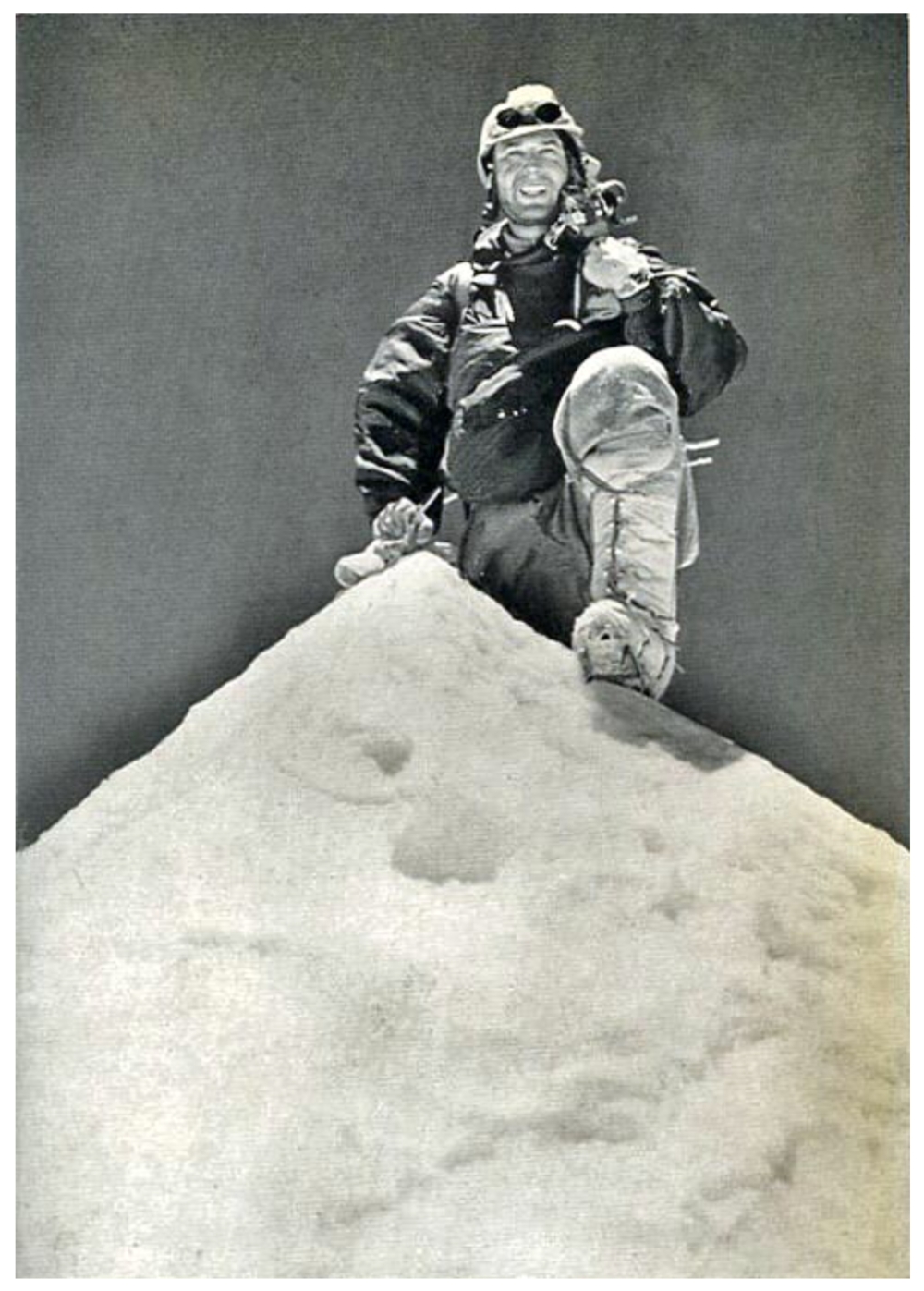 Жан Кози (Jean Couzy) на вершине Макалу. 1955 год. Первое восхождение. Фото Лионель Террай (Lionel Terray)