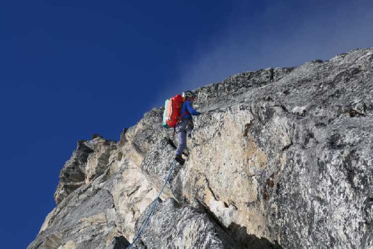 по южной стене пика Яса Тхак (Yasa Thak) высотой 6000 метров. Фото François Cazzanelli 