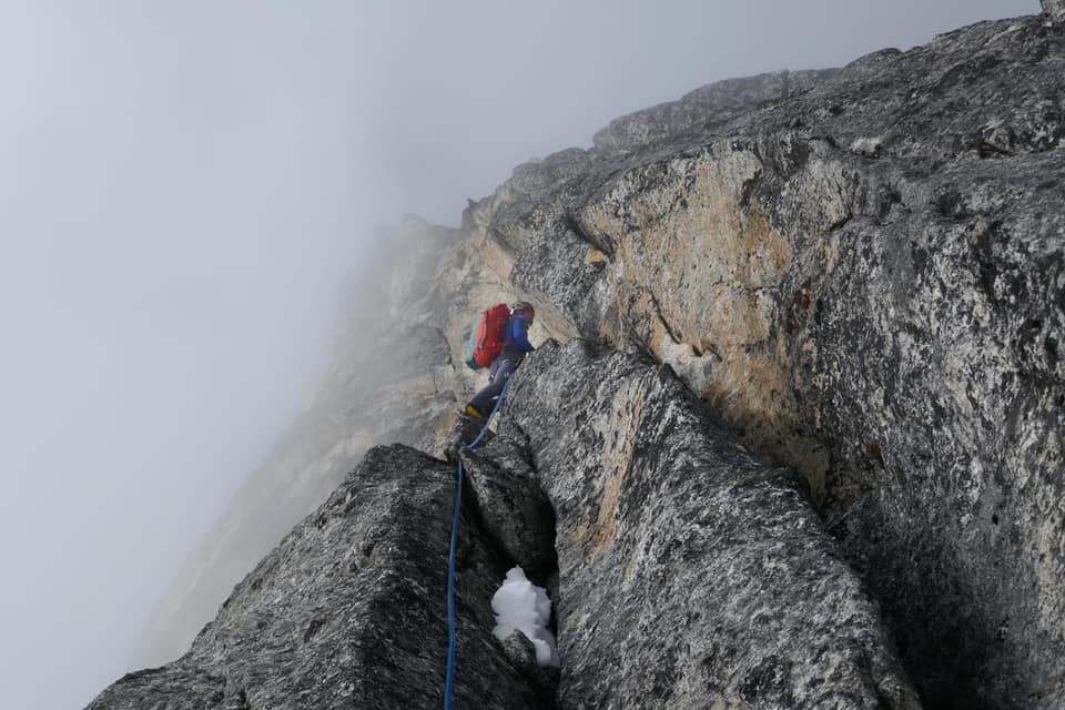 по южной стене пика Яса Тхак (Yasa Thak) высотой 6000 метров. Фото François Cazzanelli 