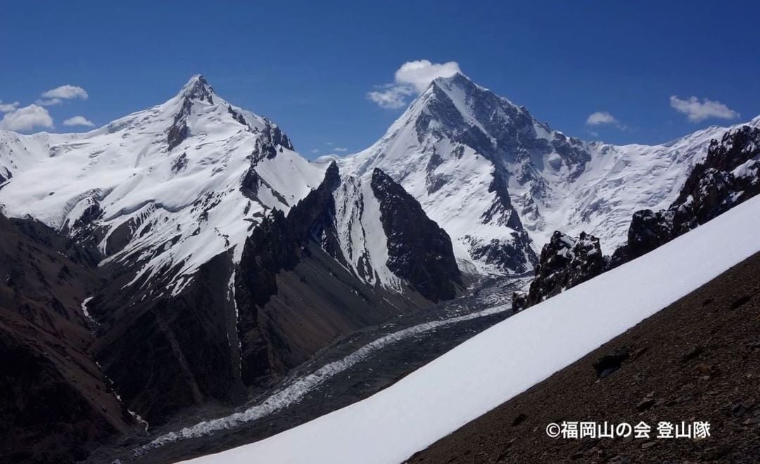 Слева на фото - неизведанная вершина высотой 6020 м, а справа - гора Карун-Кух (Карун-Кох) (Karun Kuh (Karun Koh)  высотой 6977 м.