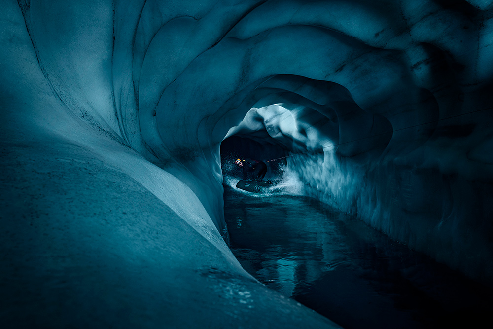 Red Bull Illume 2021. Категория "Playground" - Макрус Бергер (Markus Berger, Австрия), который снял вейкбордистов в глубине ледника Хинтертук