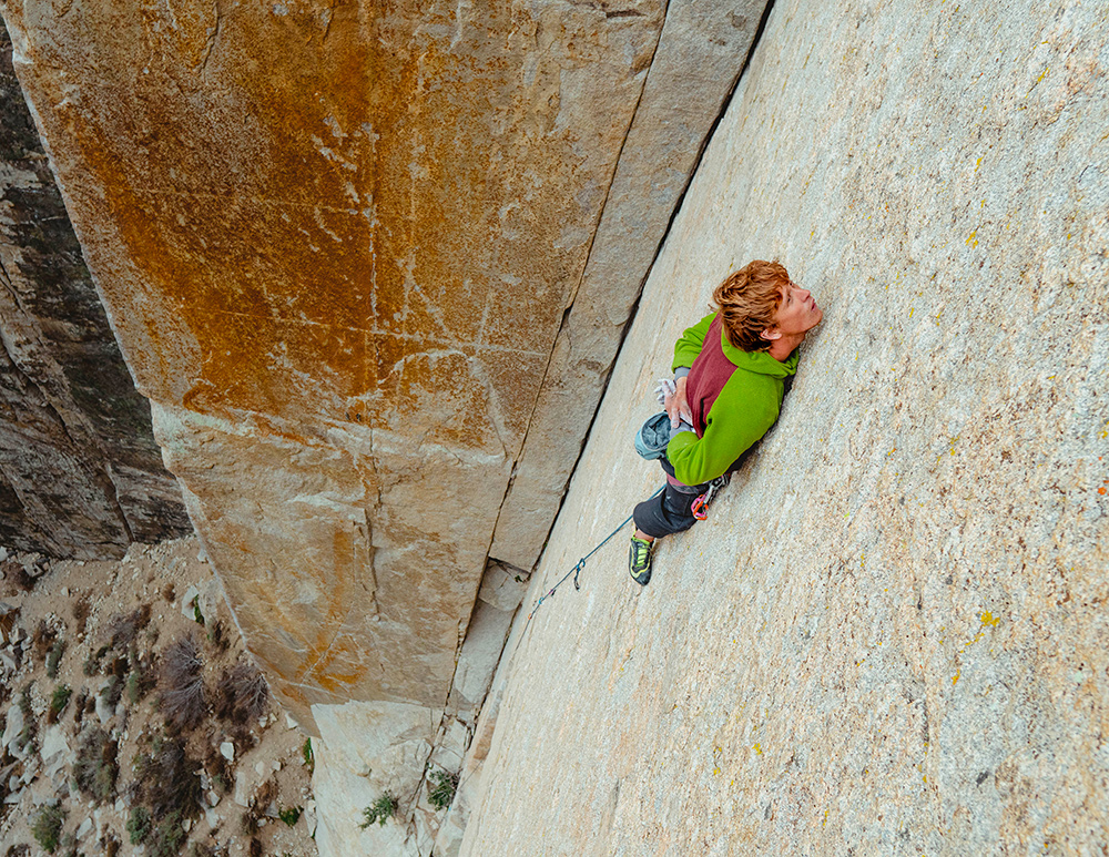 Red Bull Illume 2021. Категория "Emerging" - Виктория Конер-Фланаган (Victoria Kohner-Flanagan, США) которая показала экстремальный "отдых" скалолаза во время восхождения на скалу в каньоне Пайн-Крик, Калифорния.