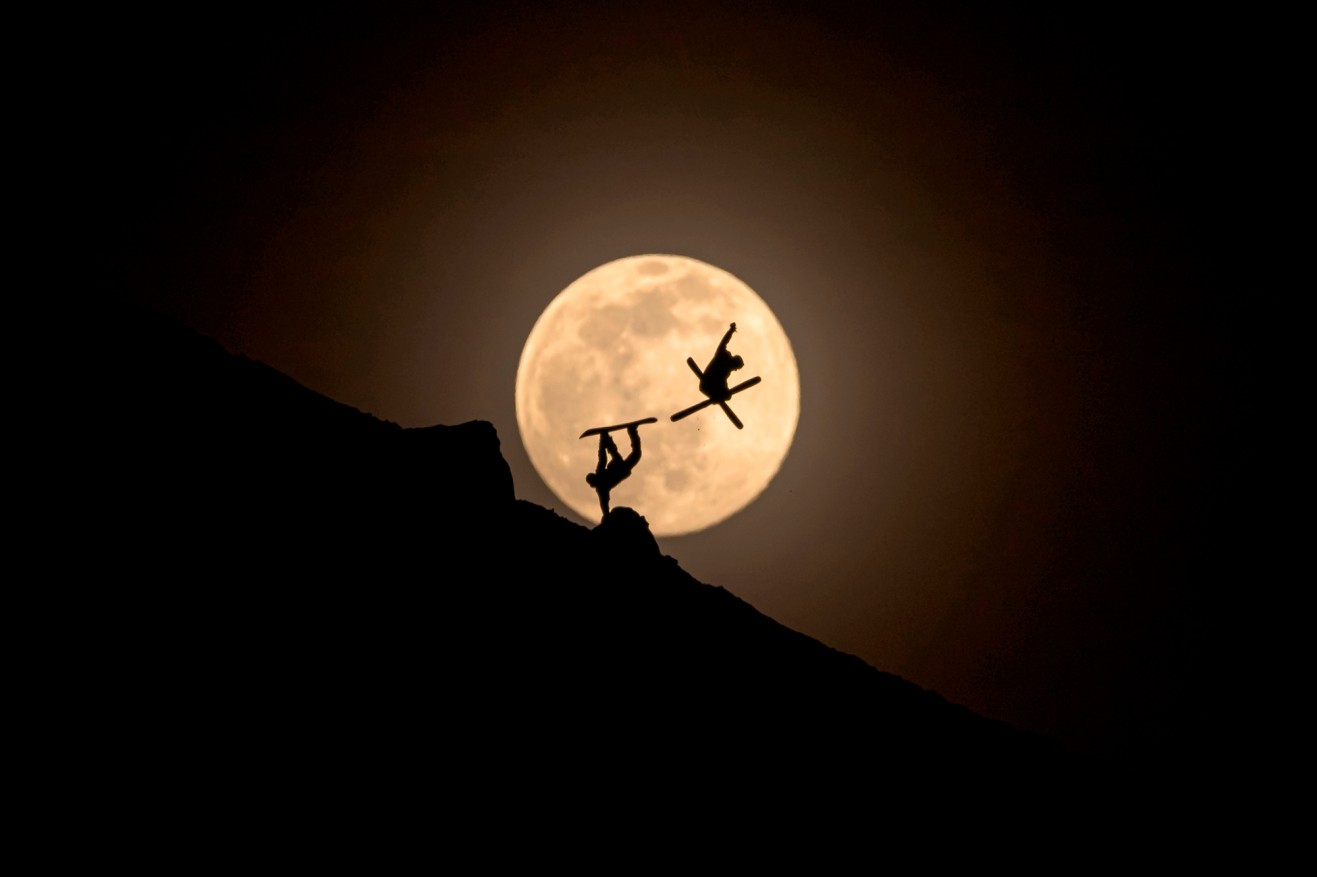 Red Bull Illume 2021. Категория "Best of Instagram – Photo" - победил фотограф из Испании Хабрил (Yhabril), который снял лыжника и сноубордиста в прыжке на фоне полной луны.