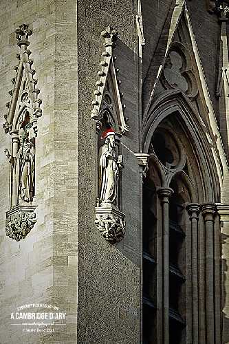 На статуях горгулий и святых на фасаде часовни были надеты шляпы Санта Клауса. Фото Martin Bond