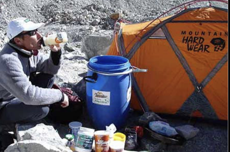 Жан-Кристоф Лафаль (Jean-Christophe Lafaille) в базовом лагере Макалу перед его сольной попыткой восхождения в зимний период. Фото Planet Mountain