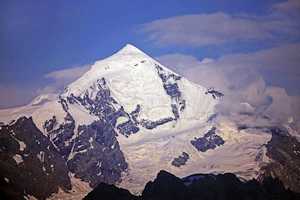 Грузинские альпинисты совершили первое в истории зимнее восхождение на кавказскую вершину Тетнульди (4852 м)