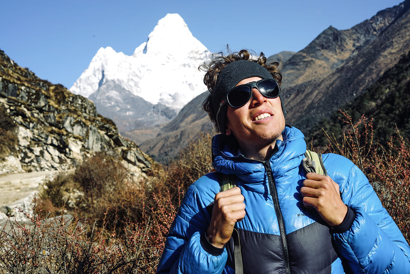 Йошт Кобуш (Jost Kobusch) на фоне горы Ама-Дабламв Непале. декабрь 2021