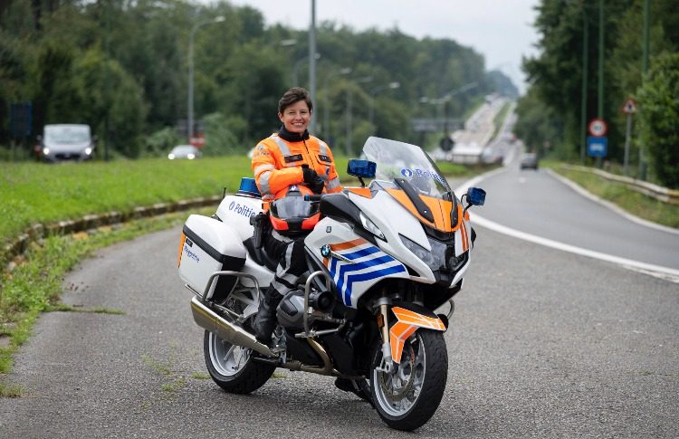  Софи Ленэртс (Sophie Lenaerts)  зарабатывает деньги на экспедицию, работая сразу на трёх работах: она и дорожный полицейский в Бельгии, и ведет телешоу о безопасности дорожного движения и правилах ПДД и преподает в полицейской академии
