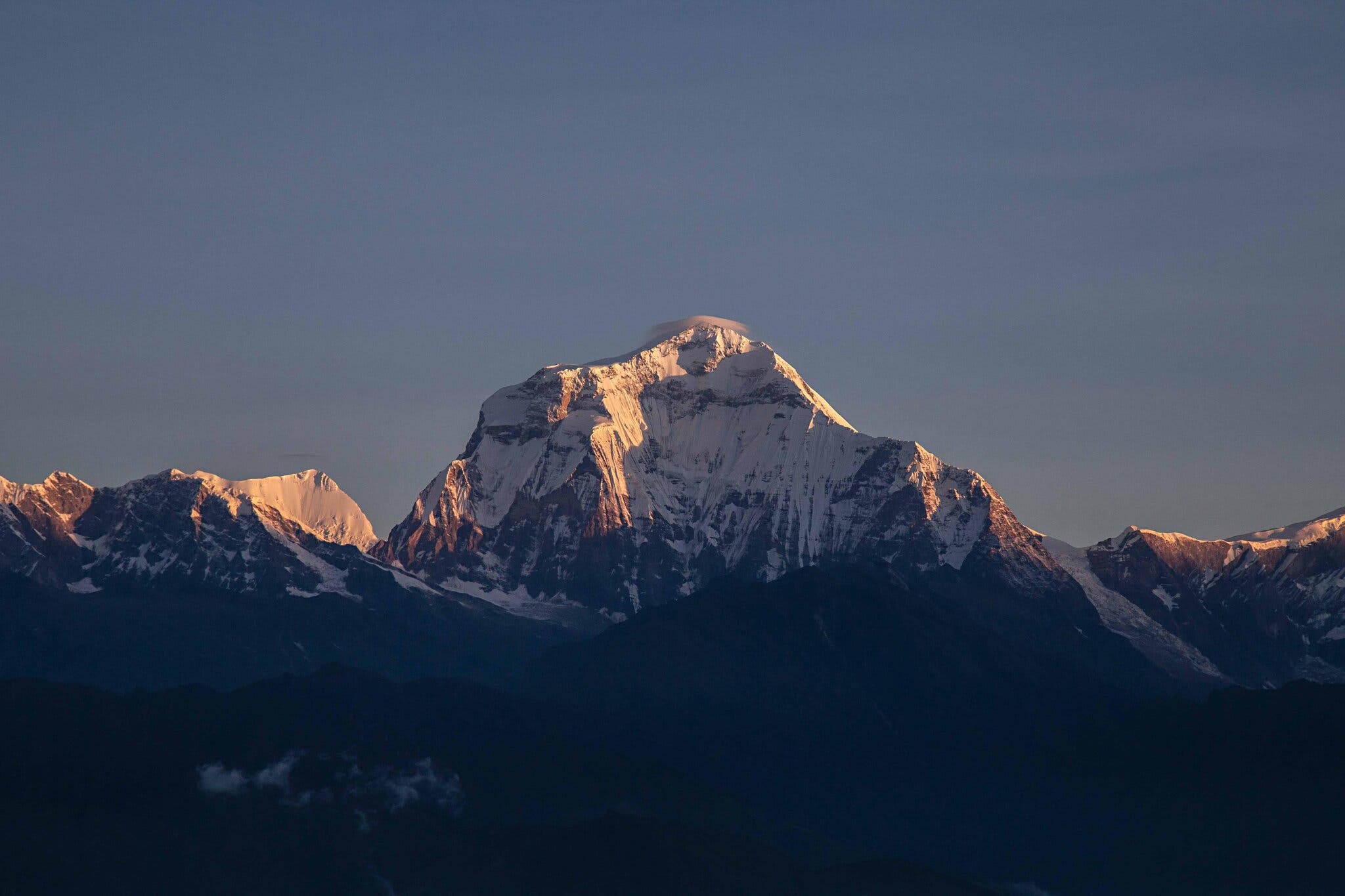 Гора Дхаулагири на рассвете. Экспедиция и тренировка для нового маршрута на Эверест в 2021 году а в последствии и для Дхаулапгири, стоила десятки тысяч долларов и готовилась годами