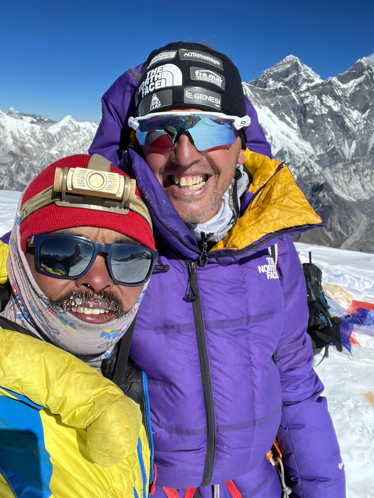 Симоне Моро (Simone Moro) и Пасанг Ринзи Шерпа (Pasang Rinzee Sherpa) на вершине Ама-Даблам (Ama Dablam). 20 декабря 2021 года. Фото Simone Moro