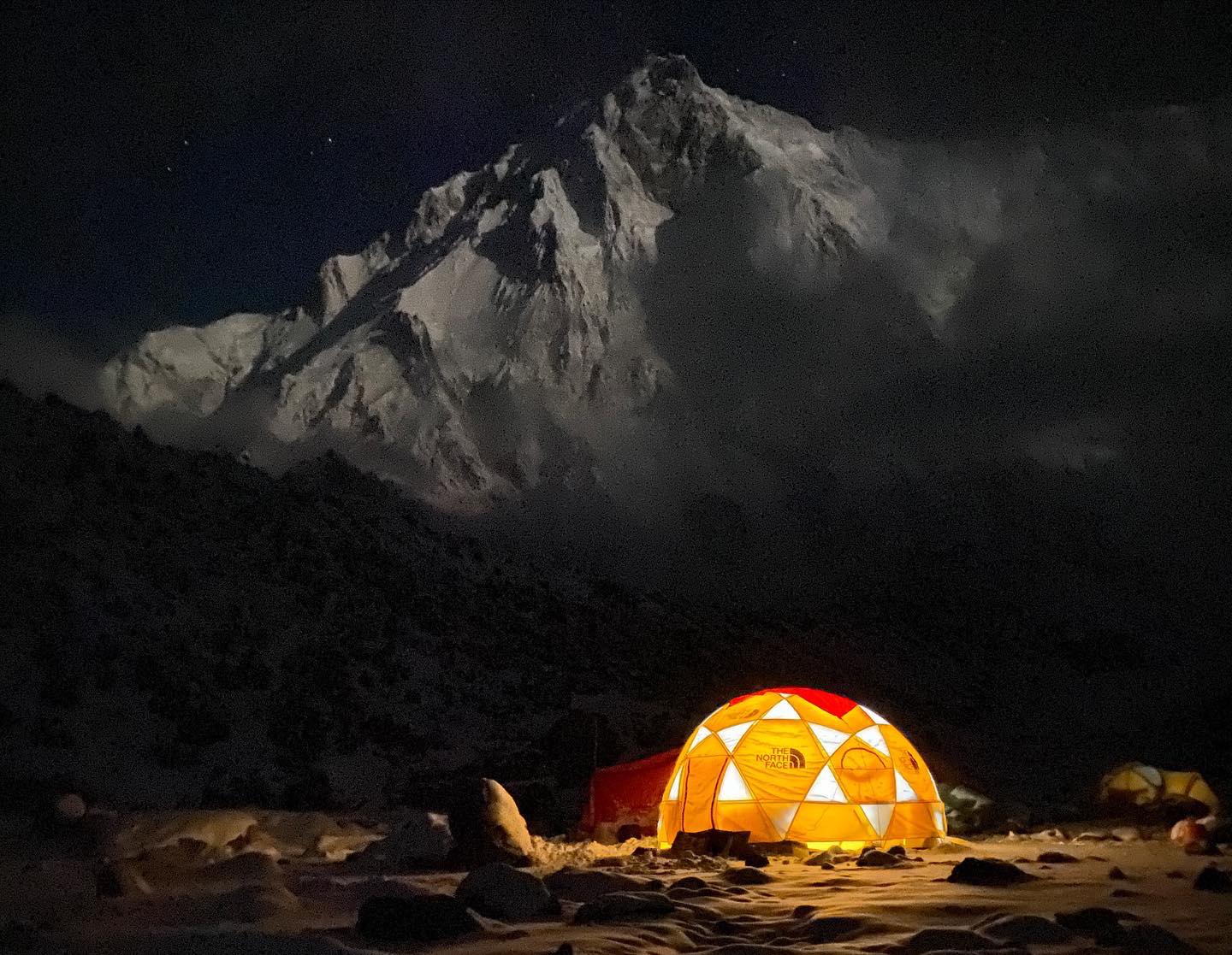 Базовый лагерь у рупальской стены Нангапарбат (Nanga Parbat, 8126 м). Фото David Göttler