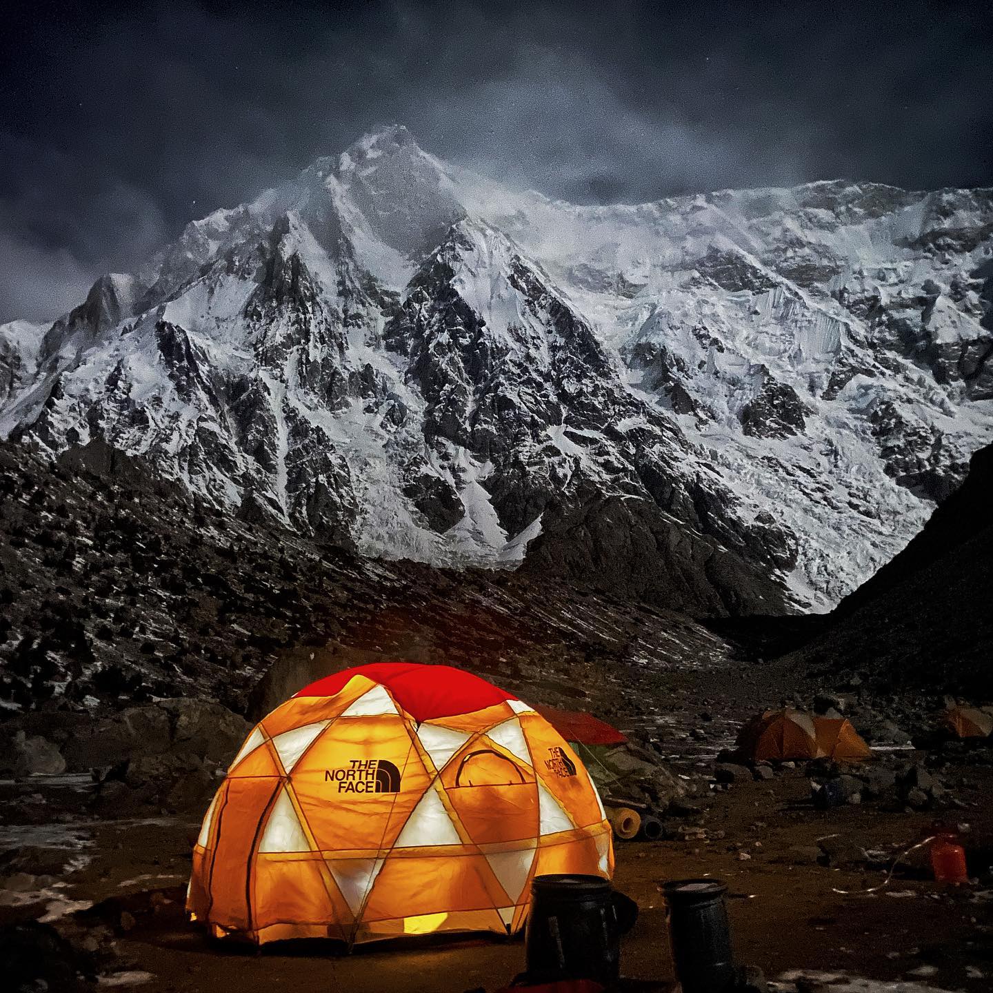 Базовый лагерь у рупальской стены Нангапарбат (Nanga Parbat, 8126 м). Фото David Göttler 