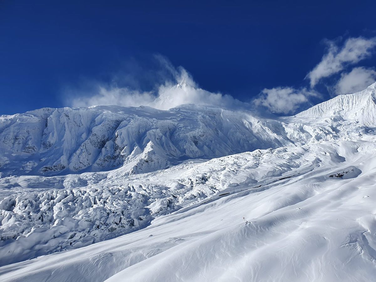 После трёх дней сильного снегопада, который вынудил альпинистов спуститься с отметки второго высотного лагеря в базовый, на горе установилась ясная погода. Фото Alex Txikon