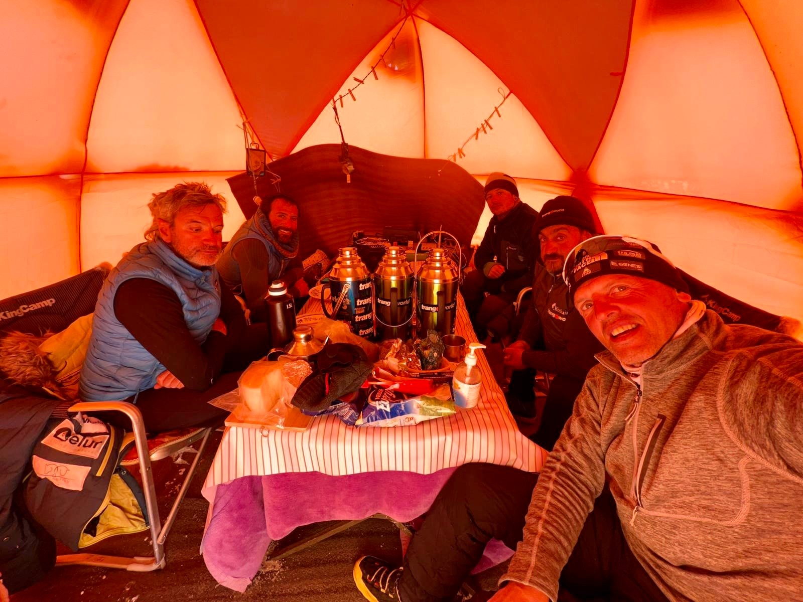 Команда в базовом лагере Манаслу (Manaslu, 8156 м), 27 декабря 2021. Фото Alex Txikon