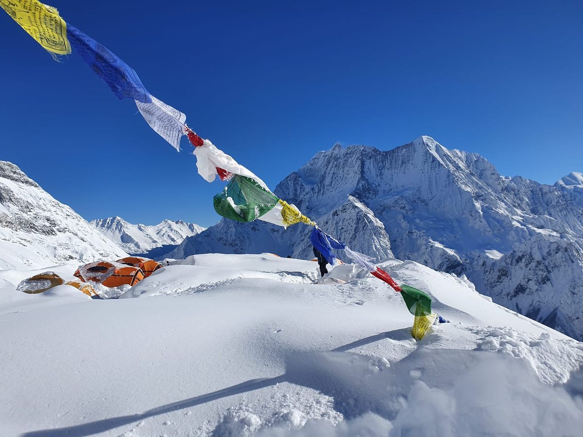 После трёх дней сильного снегопада, который вынудил альпинистов спуститься с отметки второго высотного лагеря в базовый, на горе установилась ясная погода. Фото Alex Txikon
