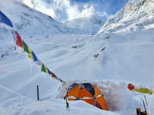 Зимняя экспедиция на Манаслу: лавина частично разрушила базовый лагерь