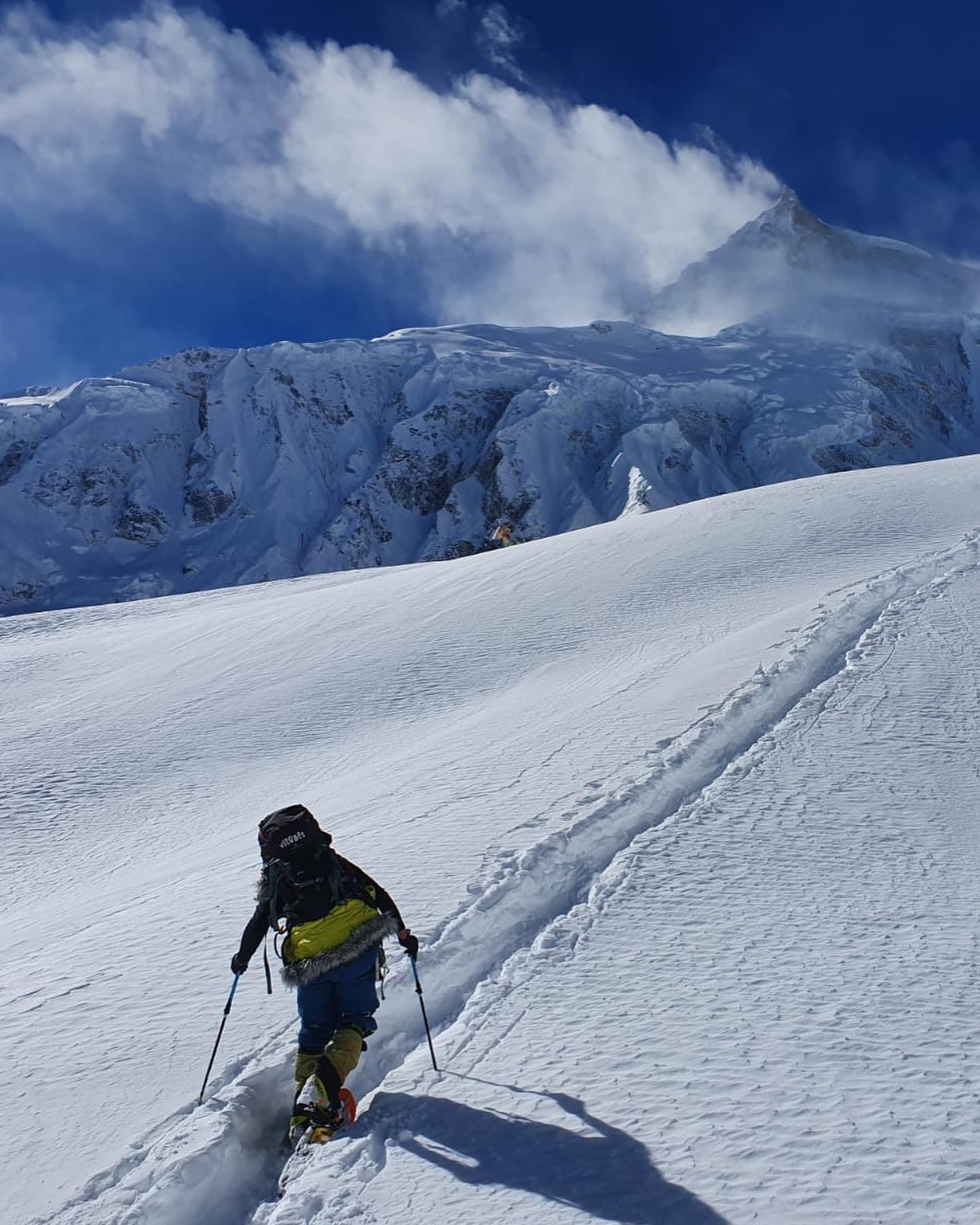 Алекс Тикон (Alex Txikon), Иньяки Альварез (Inaki Alvarez), Чеппал Шерпа (Cheppal Sherpa)  - работа на Манаслу до отметки 5400 метров. 31 декабря 2021 года. Фото Alex Txikon