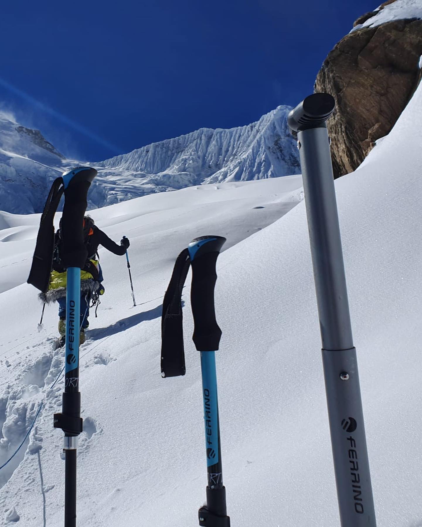 Алекс Тикон (Alex Txikon), Иньяки Альварез (Inaki Alvarez), Чеппал Шерпа (Cheppal Sherpa)  - работа на Манаслу до отметки 5400 метров. 31 декабря 2021 года. Фото Alex Txikon