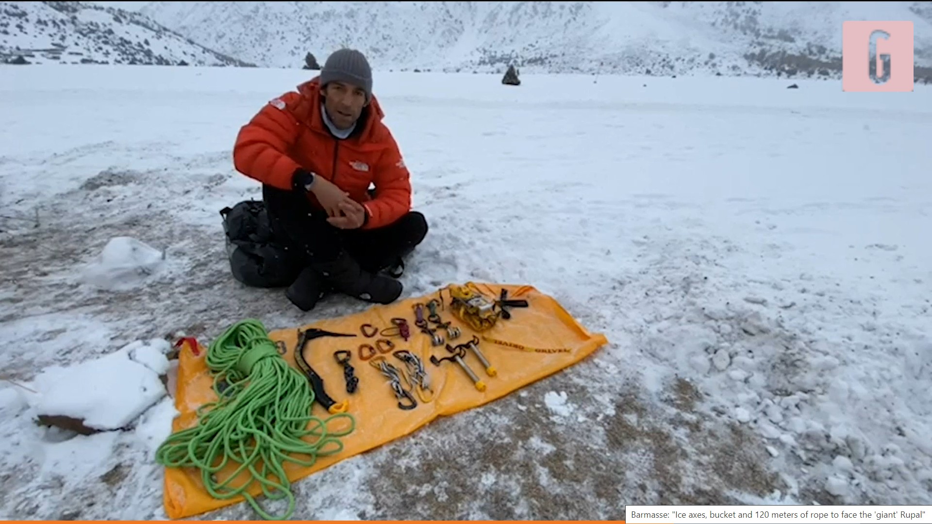 Эрве Бармассе (Hervé Barmasse, Италия) демонстрирует основное снаряжение для восхождения на Рупальскую стену горы Нангапарбат