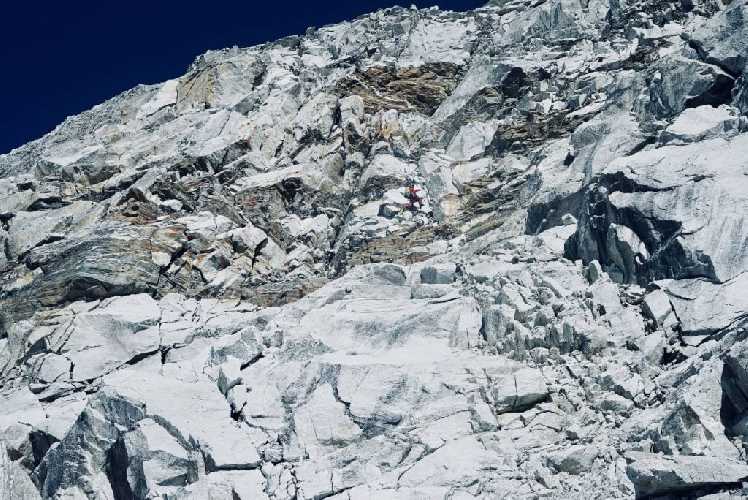 Зимний Эверест: много льда и мало снега