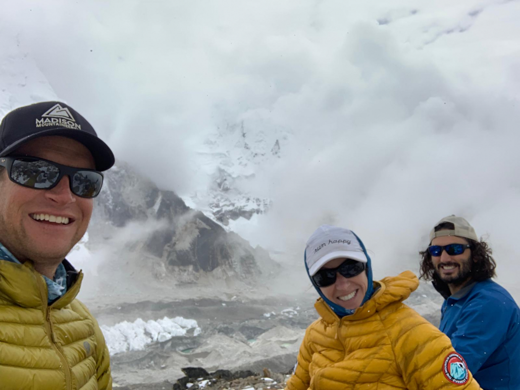 Гаррет Мэдисон (Garrett Madison), Зак Букман (Zac Bookman) и Кристин Беннет (Kristin Bennett) в эверестовской экспедиции 2019 года. Фото Madison Mountaineering 