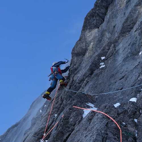 Французские альпинисты совершают первое в истории зимнее восхождение по маршруту Харлин на Северной стене Эйгера