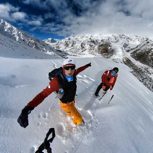  Дэвид Геттлер (David Göttler, Германия) и Эрве Бармассе (Hervé Barmasse, Италия) на склоне горы Нангапарбат. январь 2022