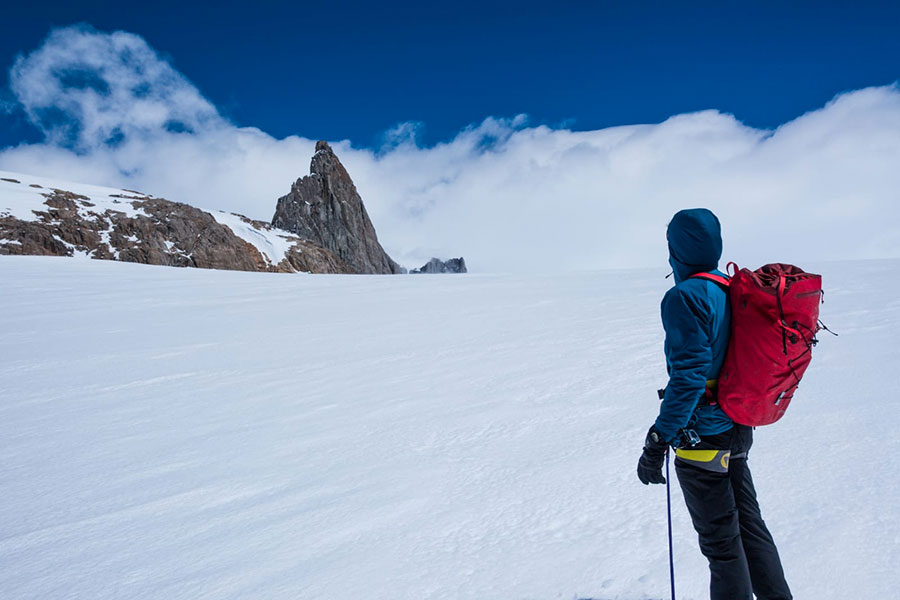 Во время первой разведывательной экспедиции 2019 года пара совершила первое восхождение на Серро Манжафуоко (Cerro Mangiafuoco), 400-метровую вершину, расположенную примерно в центре ледника. Фото Luca Schiera