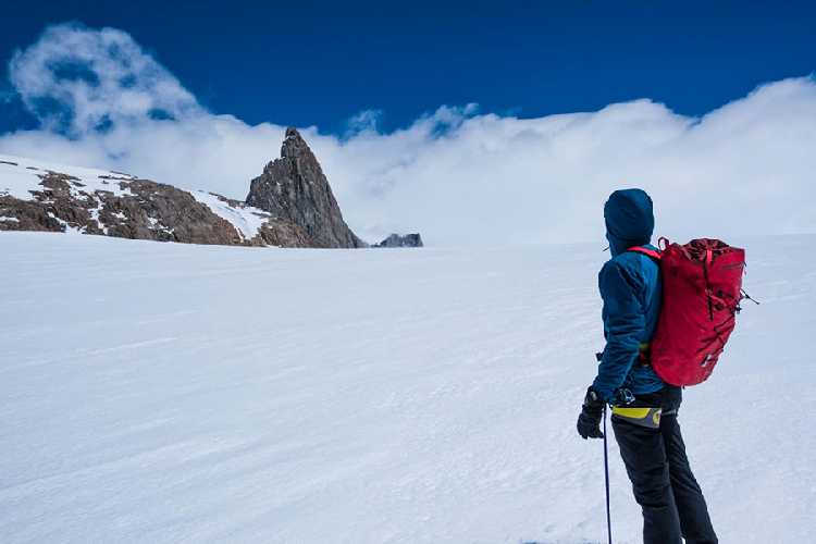 Во время первой разведывательной экспедиции 2019 года пара совершила первое восхождение на Серро Манжафуоко (Cerro Mangiafuoco), 400-метровую вершину, расположенную примерно в центре ледника. Фото Luca Schiera